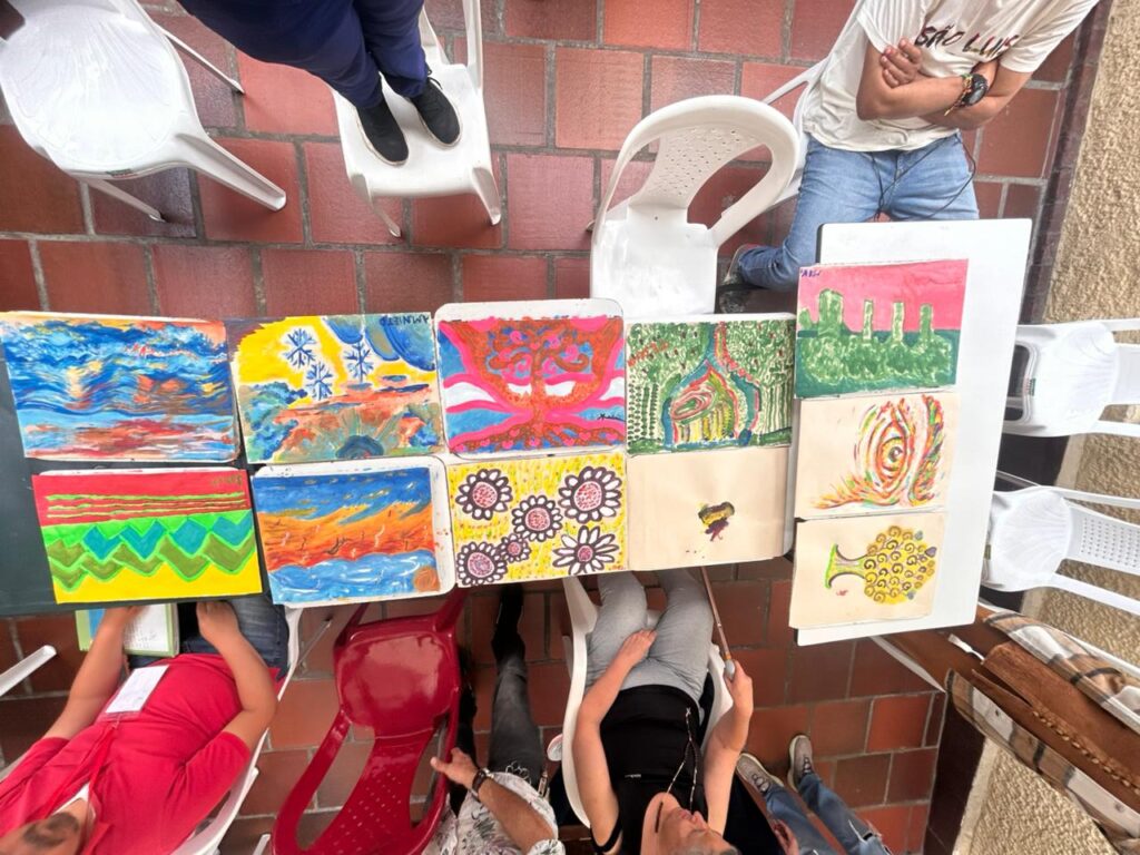 🎨✨ Cuando los Colores Sanan: Arteterapia en la Rehabilitación de Base Comunitaria